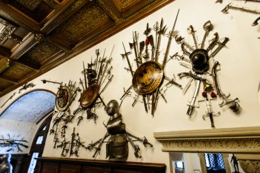 Sinaia, Romanya - 20 Ağustos 2014: Güzel Neo-Rönesans Peles Sarayı kalede Karpat Dağları, iç inşa 1873 ve 1914 arasında kral Carol için ben. Tophane hall veya Arsenal ayrıntıları