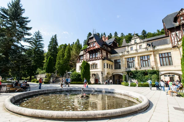 Sinaia Romania Agosto 2014 Dettagli Esterni Del Bellissimo Castello Neorinascimentale — Foto Stock