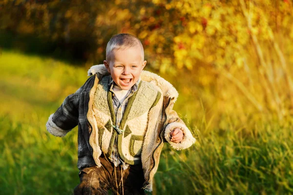 Feliz alegre sorrindo menino loiro na fazenda — Fotografia de Stock