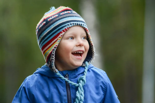 Vrolijk vrolijk lachende jongen met blauwe ogen, met hoed op — Stockfoto