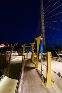 Golden Horn Metro köprüsü ve Süleyman Camii, İstanbul, Türkiye