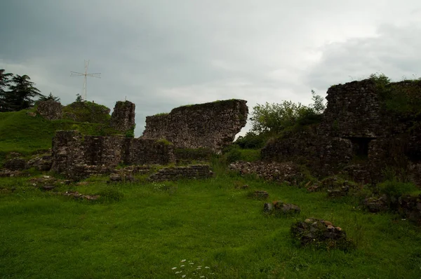 Batum, Acara, Gürcistan yakınlarındaki Karadeniz'de eski Lazica Petra (Pia Justiniana) Kalesi kalıntıları. 6. yüzyılda Bizans İmparatoru I. Justinianos'ta Kafkasya'da bir Doğu Roma karakoluna hizmet etti.
