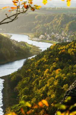 Stadt Wehlen kasabası ve Elbe nehrinin Bastei köprüsü ve Kum Taşı dağlarından, Almanya 'nın Dresden yakınlarındaki Sakson İsviçre Ulusal Parkı manzarası.