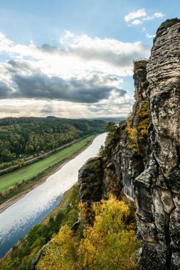 Bastei köprüsü ve Sandstone dağlarından Elbe nehrinin resimli sonbahar günbatımı manzarası, Almanya, Dresden yakınlarındaki Sakson İsviçre Ulusal Parkı