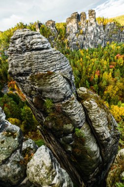 Elbe Kum Taşı Dağları 'nın resimli sonbahar manzarası, Almanya, Dresden yakınlarındaki Sakson İsviçre Ulusal Parkı