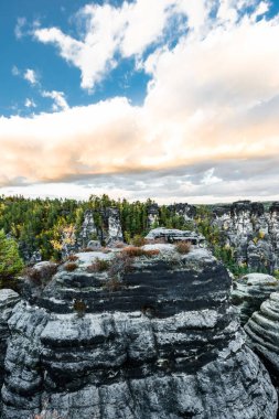 Elbe Kum Taşı Dağları 'nın resimli sonbahar manzarası, Almanya, Dresden yakınlarındaki Sakson İsviçre Ulusal Parkı
