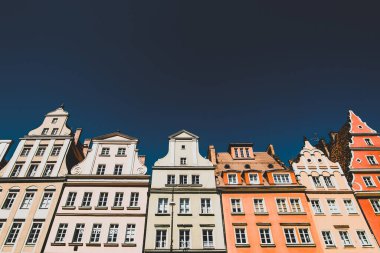 Derin mavi gökyüzüne karşı renkli eski evler, Solny (Tuz) çiçek pazarı meydanı, Wroclaw, Polonya. Kopya alanı, kartpostal
