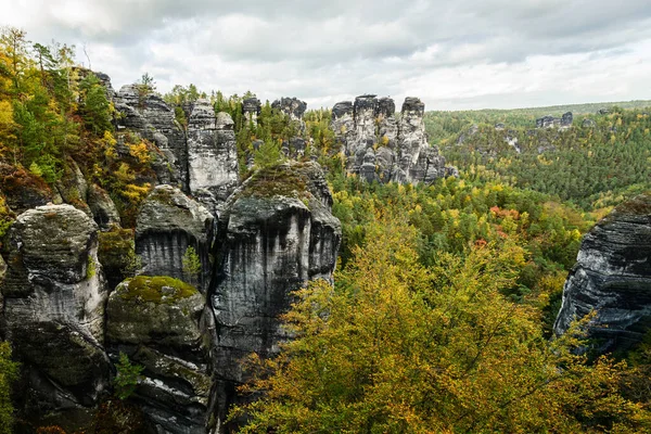 Elbe Kum Taşı Dağları 'nın resimli sonbahar manzarası, Almanya, Dresden yakınlarındaki Sakson İsviçre Ulusal Parkı