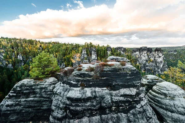 Elbe Kum Taşı Dağları 'nın resimli sonbahar manzarası, Almanya, Dresden yakınlarındaki Sakson İsviçre Ulusal Parkı