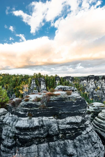 Elbe Kum Taşı Dağları 'nın resimli sonbahar manzarası, Almanya, Dresden yakınlarındaki Sakson İsviçre Ulusal Parkı