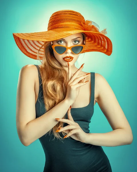 Giovane Bellezza Con Occhiali Sole Cappello Paglia — Foto Stock