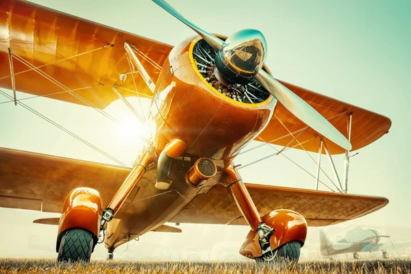 Історичний Літак Проти Заходу Сонця — стокове фото