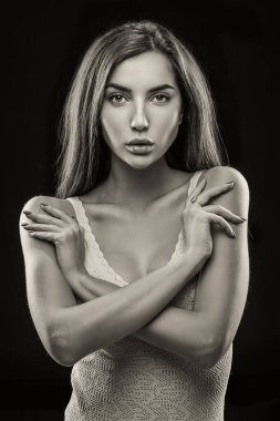 Genç güzellik kameraya poz veriyor.