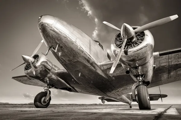 Ιστορικό Αεροσκάφος Ενάντια Έναν Δραματικό Ουρανό — Φωτογραφία Αρχείου