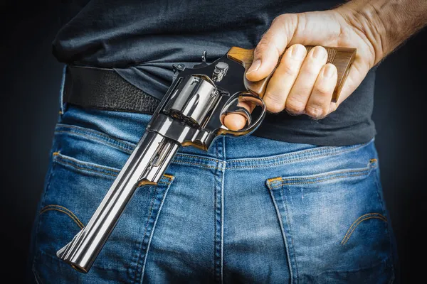 Mann Versteckt Revolver Hinter Seinem Rücken — Stockfoto