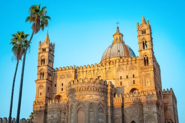 Güneş doğarken ünlü Palermo Katedrali