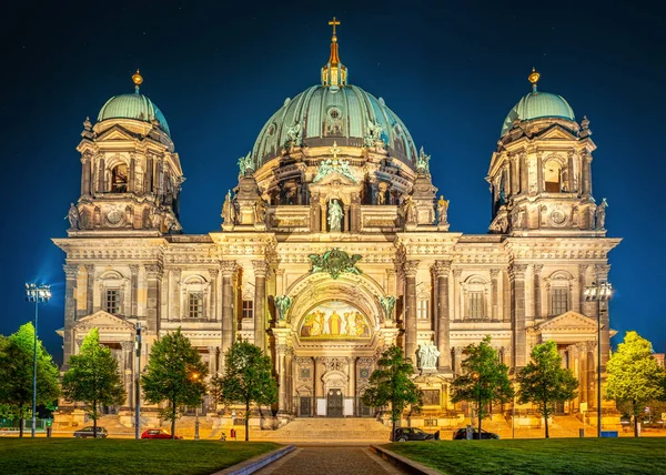 夜间著名的柏林大教堂 — 图库照片