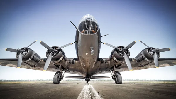 Aviones Históricos Una Pista Aterrizaje — Foto de stock gratis