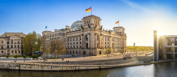Híres Reichstag Épület Berlinben Naplementekor Németországban — Stock Fotó