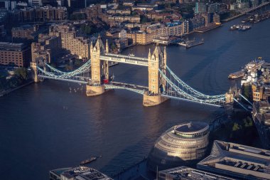 Londra 'nın ünlü kule köprüsü Akşam güneşinde