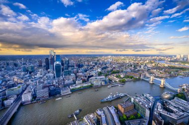 Gün batımında Londra 'nın ufuk çizgisinde panoramik manzara