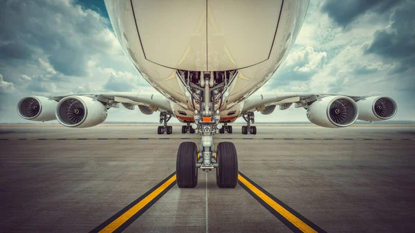 Modernes Passagierflugzeug Vor Dramatischem Himmel — Stockfoto