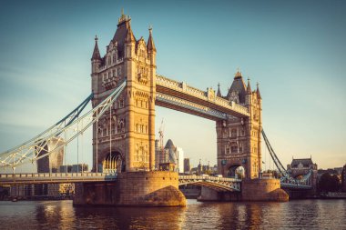 Londra 'nın ünlü kule köprüsü gün doğumunda