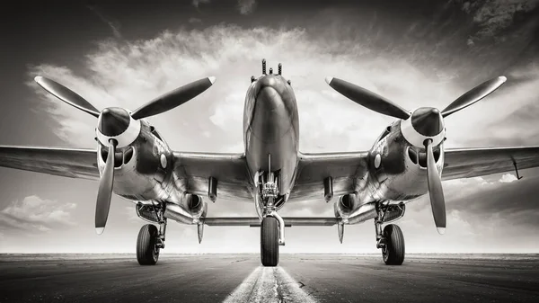 준비가 활주로에 역사적 항공기 — 스톡 사진