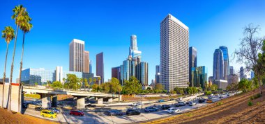 Güneşli bir günde Los Angeles 'ın ufuk çizgisi