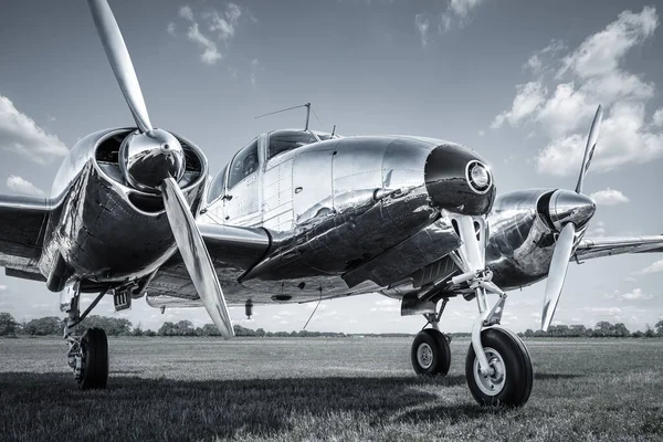 草原の歴史的な航空機は — ストック写真