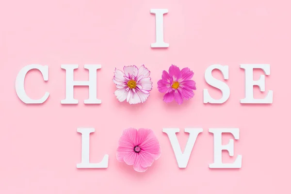 Escolho Amor Citação Motivacional Letras Brancas Flores Naturais Beleza Fundo — Fotografia de Stock