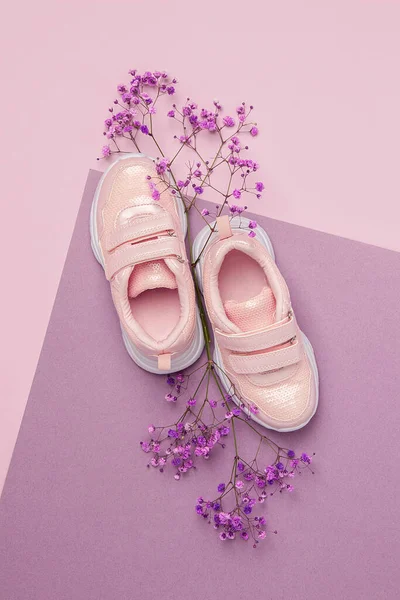 Sportschuhe Turnschuhe Und Naturblumen Auf Rosa Lila Hintergrund Frühjahrssportkonzept Draufsicht — Stockfoto