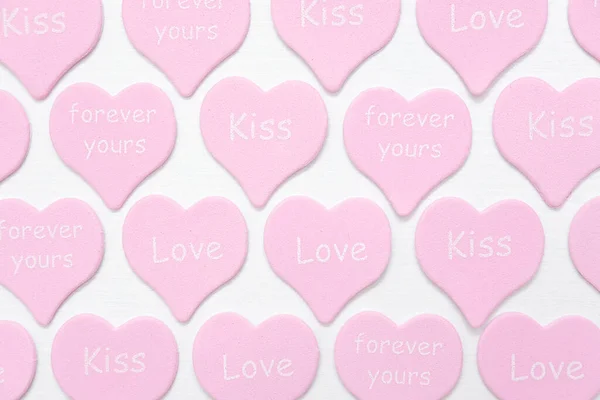 Różowe Serca Tekstem Love Kiss Forever Yours Białym Tle Walentynki — Zdjęcie stockowe
