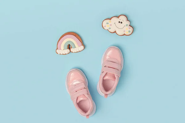 Sportschuhe Rosa Turnschuhe Und Süße Lebkuchen Auf Dem Hintergrund Sommerzeit — Stockfoto