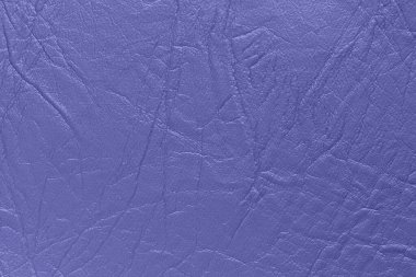 Arkaplan ya da doku olarak mor renkli kırışıklıklar ve kırışıklıklarla deri ikame yüzeyi. 2022 yılının moda rengi.