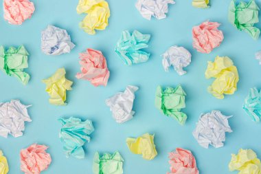 Renkli buruşuk kağıt toplarından yapılmış desen mavi arka plan, doku. Üst Görünüm Düz.