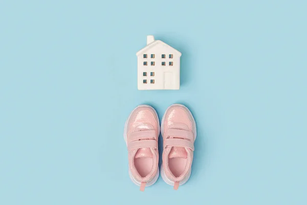 Zapatillas Deporte Rosadas Casa Cerámica Blanca Sobre Fondo Azul Concepto Imagen de archivo