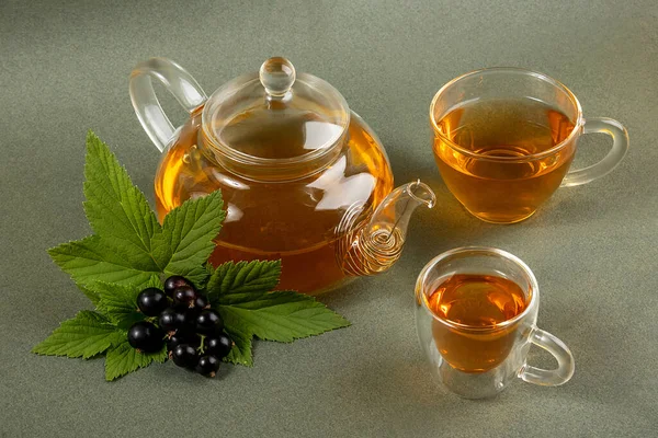Schwarzer Johannisbeertee Transparente Glas Teekanne Tassen Tee Und Schwarze Johannisbeeren Stockfoto