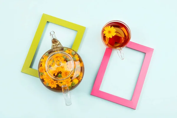 Kräutertee Transparente Glas Teekanne Tassen Tee Mit Orangefarbenen Ringelblumen Auf Stockbild