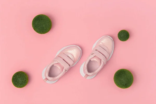 Sapatos Esportivos Tênis Fundo Rosa Esporte Estilo Vida Conceito Visão — Fotografia de Stock