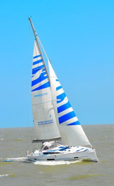 okyanus üzerinde yelkenli