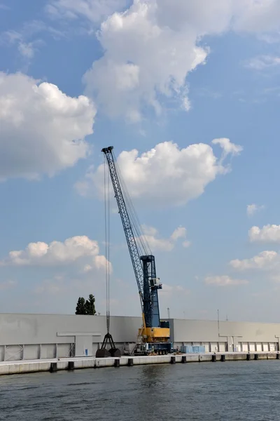 A crane at the quay — Stock Photo, Image