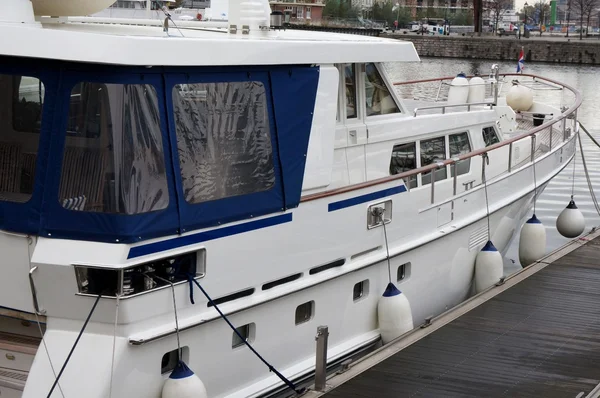 Un barco a motor —  Fotos de Stock