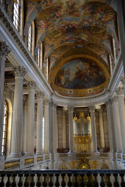 Um grande salão no palácio de Versalhes — Fotografia de Stock