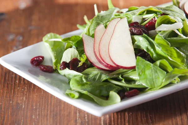 Salada de espinafre crua fresca com fruta — Fotografia de Stock