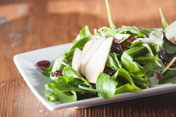 Verse rauwe spinazie salade met fruit — Stockfoto