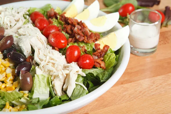 Close-up van hartige cobb salade — Stockfoto