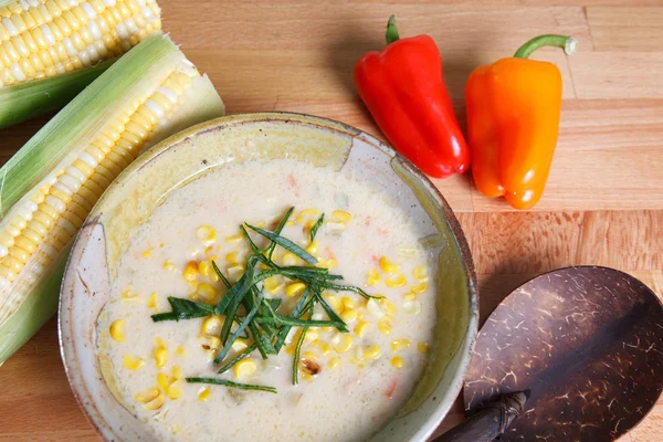 Чаша теплого вкусного кукурузного супа — стоковое фото