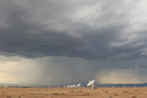 Cieli tempestosi sul Very Large Array vicino a Socorro, Nuovo Messico, USA Foto Stock