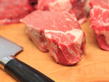 seçim fileto mignon ahşap kesme tahtası üzerinde pişmemiş bakmak yukarıya kapatmak